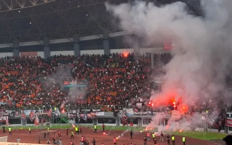 Bentrok The Jakmania vs Bobotoh, Puluhan Korban Berjatuhan